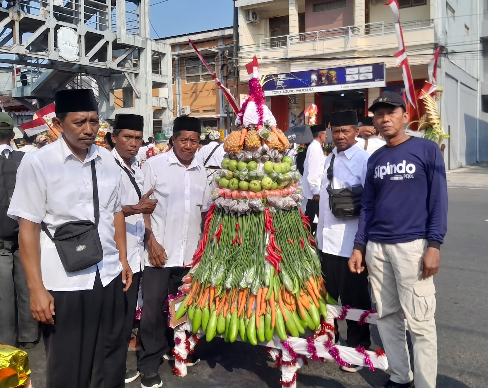 PJ Kades Kencong Thomas Heru Indra: Pimpin Pesona Gunungan, Hasil Bumi Desa Kencong Warnai Kemeriahan Kirab Ancak Agung Jember 2026