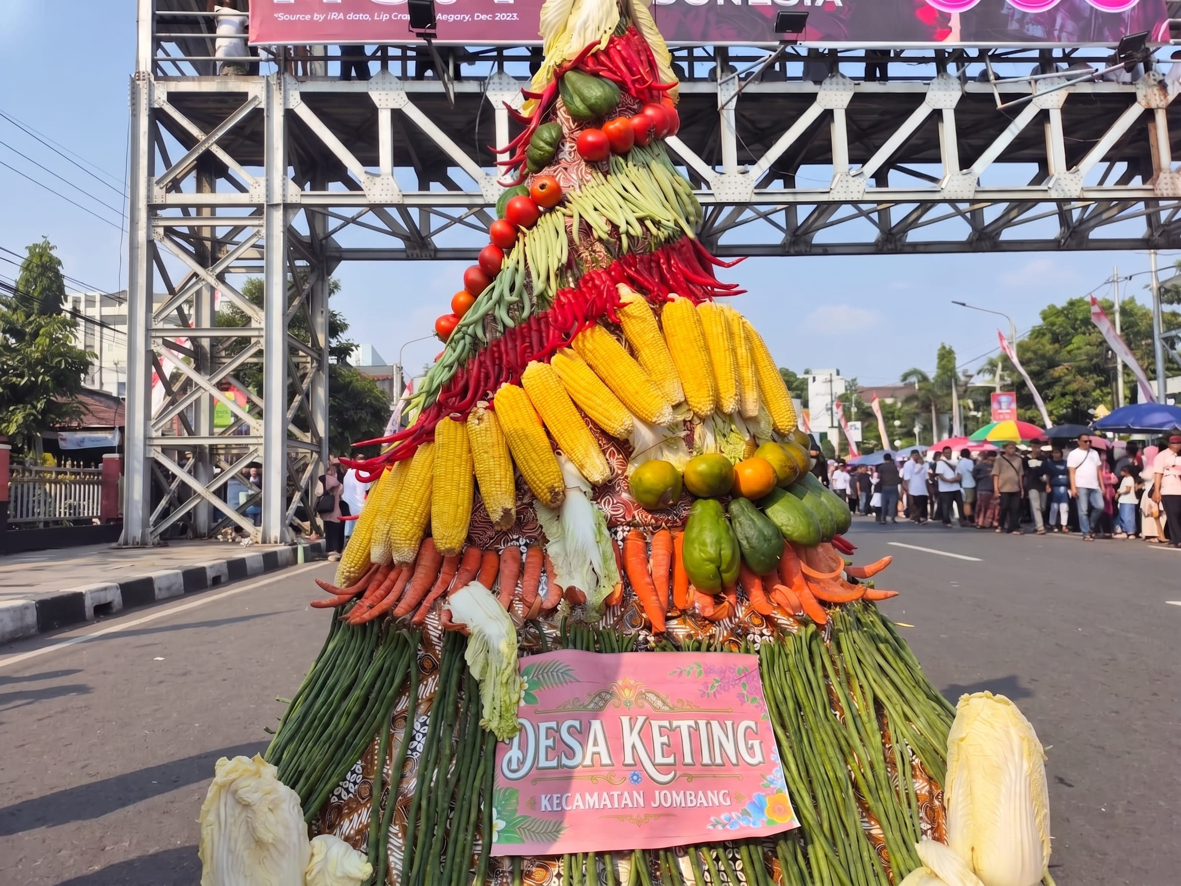 Semarak Kirab Budaya Ancak Agung Jember 2026: Pj. Kades Marsudi Pimpin Desa Keting Tampilkan Gunungan Hasil Bumi Megah